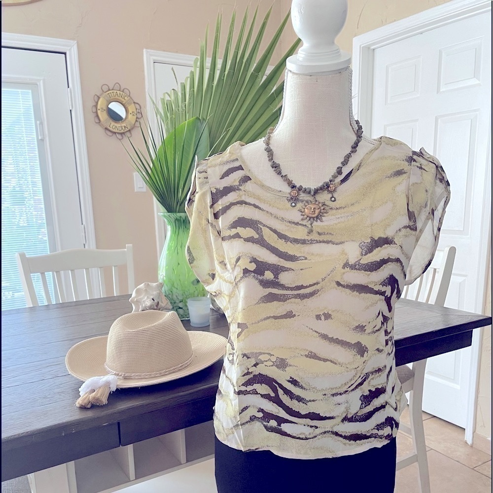 BOGO 🌼🌸 FINAL Touch Tan Zebra striped 🦓  
blouse NWOT